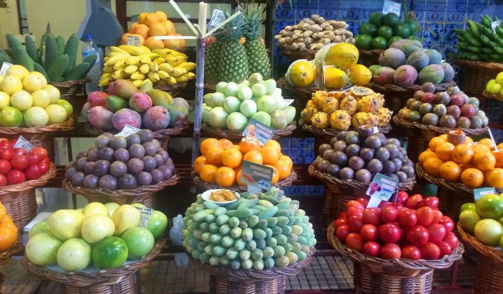 Une incroyable variété de fruits de la passion tropicaux maracuja couleurs Madère Fonchal mercado dos lavradores 