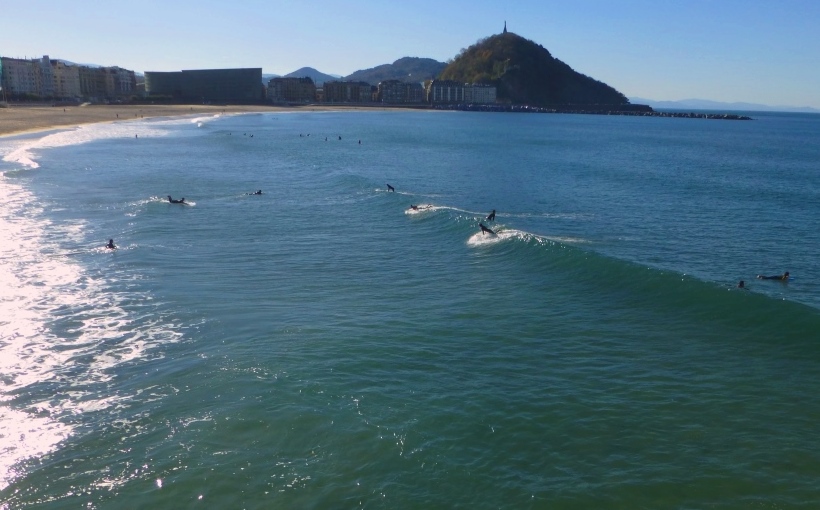 Donostia Espagne pays basque espagnol Euskadi Guipuzcoa Cantabrique San Sebastian Zurriola surf Kursaal Concha plage Urgull baie La plage de la Zurriola avec ses surfeurs et, au fond, de l'autre côté du fleuve, Urumea, la pointe du mont Urgull