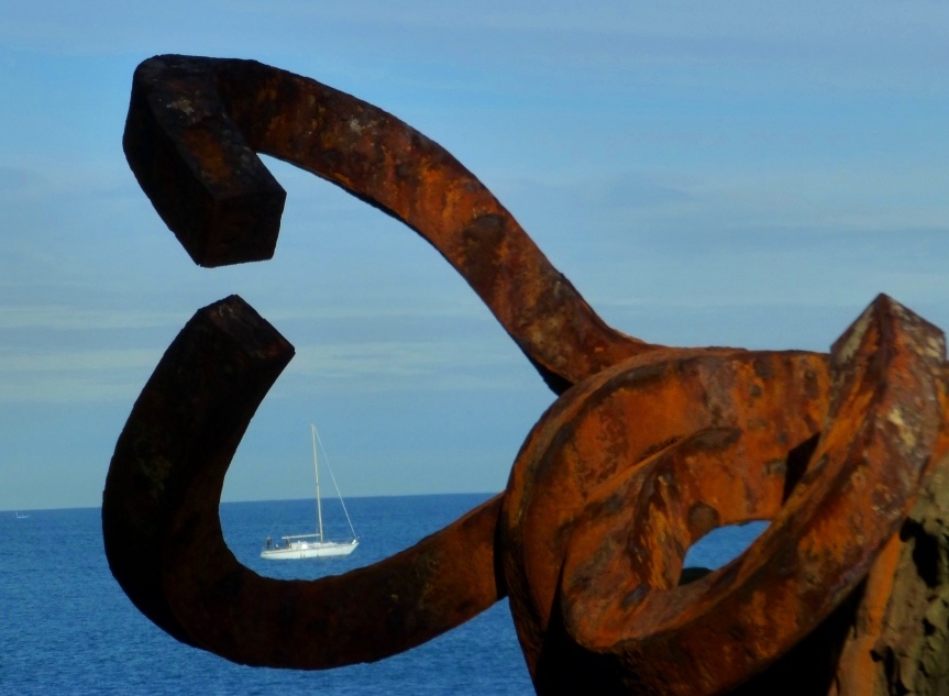 Espagne pays basque espagnol Euskadi Guipuzcoa Cantabrique San Sebastian Concha plage Igeldo Urgull baie Donostia art culture sculpture street art Un élément du "peigne du vent" du sculpteur Eduardo Chillida et de l’architecte Luis Peña Ganchegui, au pied du mont Igeldo