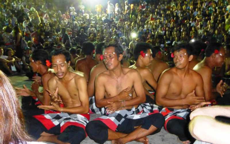 Uluwatu Indonésie Bali danse théâtre hindouisme spéctacle kecak falaises temple Le cercle des hommes psalmodiant le kecak dans l'amphithéâtre d'Uluwatu au couchant