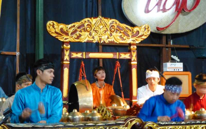 Asie Indonésie Java Bandung Soundanais musique angklung spectacle Udjo L'orchestre traditionnel gamelan (xylophones, gongs,...) qui soutient tous les spectacles de l'école Udjo 