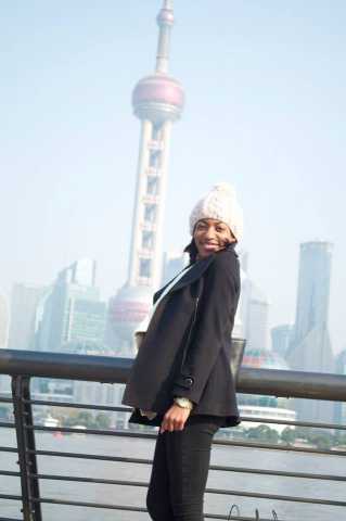 Pose devant The Oriental Pearl Radio & TV Tower à Shanghai
