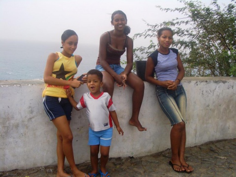A Sao Filipe (île de Fogo) les jeunes filles attendent les garçons qui surfent sur la plage en contrebas (Cap Vert)