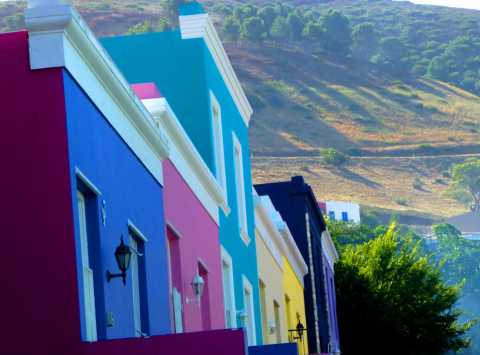 Une vue du quartier de Bo-Kaap sous les montagnes dans le cebtre de Cape Town