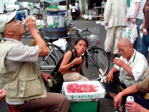 Japon Indonésie Dégustation de sashimi de thon avec des pêcheurs du marché de Tsukiji à Tokyo