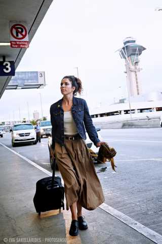 Eva Sakellarides, une photographe internationale ultra nomade toujours entre deux avions, ici à LAX, l'aéroport de Los Angeles