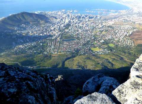 Vue plongeante sur la ville et le port du Cap depuis le sommet de "table mountain"