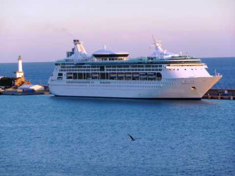 Croisière Espagne Catalogne Baléares Le Grandeur of the Seas amarré au quai d'Ibiza