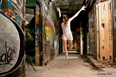 Séance photographique dansée avec Syyl-Art dans un lieu abandonné en Ile de France en 2012 (photo Syyl-Art)