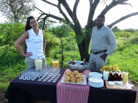 Afrique du Sud Sade Peneff organise une pause buffet en pleine brousse au milieu des animaux en liberté