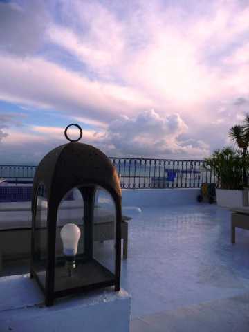  Tunisie Sur les toits de Sidi Bou Saïd au couchant face à la mer