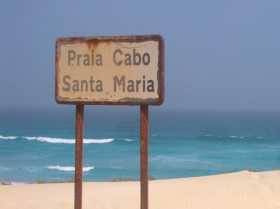 Cap Vert Boa Vista sable désert Atlantique île Une grande plage de sable blanc, sur un fond de mer émeraude et un ciel azur, pour le moment déserte. 