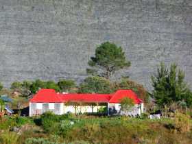 La Réunion Mafate La Nouvelle Des maisons qui semblent minuscules au pied de parois gigantesques