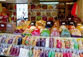 Europe centrale Autriche Vienne marché Nachmarkt alimentation gastronomie restaurant Au marché Nachmarkt de Vienne en Autriche, un débordement de goûts et de couleurs (ici fruits et noix séchés) 