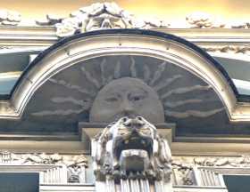 Pays baltes Lettonie art nouveau Riga architecture  Une gueule de lion sous un soleil qui est lui-même sous un visage humain