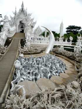 Thaïlande Chiang Rai Temple blanc White Temple Le côté infernal de l'entrée du temple
