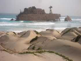 Pollution environnement déchets COP 21 Epave de navire dans l’île de Boa Vista au Cap Vert.