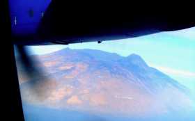 Afrique Cap Vert Fogo volcan L'arrivée sur Fogo : on voit en haut du cône la caldeira (cratère d'effondrement) et à sa droite le Pico
