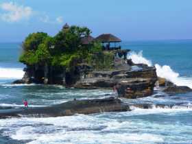 Indonésie Bali temple hindou hindouisme mer île pèlerinage L'île temple rocher de Tanah Lot à Bali, battue par la houle