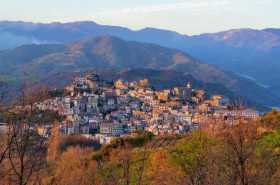 Méditerranée ionienne Italie Sicile Etna Castiglione di Sicilia village montagne sicilien Le village de Catiglione di Sicilia tel qu'il m'est apparu au détour d'un virage, comme un nid, à la lumière du soir 