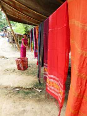 Asie du Sud-Est Indochine Laos village Laoloum tisserandes Des collections de pagnes colorés