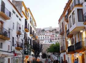 Méditerranée Espagne Catalogne Baléares Ibiza île Forteresse La Almudaina classé Unesco vieille ville Dalt Vila ruelles boutiques culture histoire Les maisons de la veille ville d'Aivissa (Ibiza), derrière le rempart vues du quartier du port 