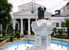 L'entrée néoclassique du Musée National de Jakarta
