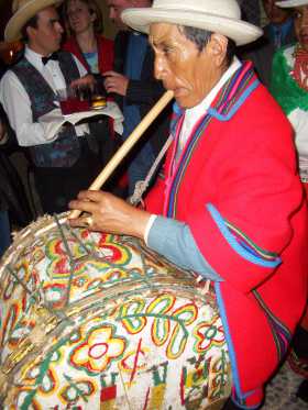 Amérique Latine Equateur Joueur de bombo (percussion) et quena (flûte) à Cuenca