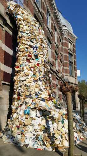 Belgique Mons 2015 La cascade de livres dégringolant d'une fenêtre de l'U-Mons, l'Université