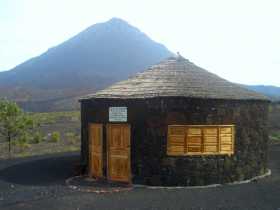 Afrique Cap Vert Fogo volcan Cha das Caldeira Le point de vente de l'association des agriculteurs qui avait été financé par l'Union européenne et l'ONG italienne Cospe