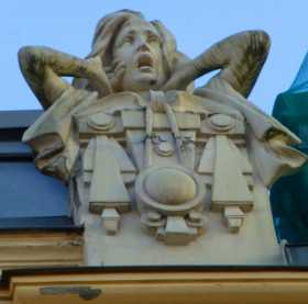 Pays baltes Lettonie art nouveau Riga architecture En bordure du toit d'un immeuble de 5 étages, une statue inspirée du "cri" d'Edward Munch 