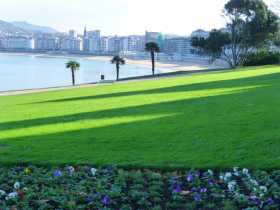 Espagne pays basque espagnol Euskadi Guipuzcoa Cantabrique San Sebastian Concha plage Igeldo Urgull baie Donostia palais royal Depuis les parterres de pensées et la pelouse tondue comme un green de golf du palais Miramar, la vue est panoramique sur toute la baie de la Concha 