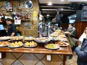 Donostia Espagne pays basque espagnol Euskadi Guipuzcoa Cantabrique San Sebastian Concha plage pintxos cuisine gastronomie Michelin Bar à pintxos typique du vieux quartier de San Sebastian. Les clients prennent une assiette et se servent