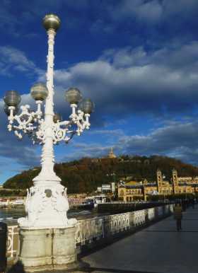 Donostia Espagne pays basque espagnol Euskadi Guipuzcoa Cantabrique San Sebastian Concha plage Igeldo Urgull baie belle époque Un lampadaire grandiose sur la promenade du bord de mer de San Sebastian