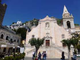 Méditerranée Ionienne Italie Sicile Taormine Dolce Vita stars people Le coeur de Taormine : l'église San Guiseppe au centre du Corso Umberto I, face au belvedère