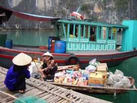 Vietnam Baie d'Halong Une commerçante en pleine négo