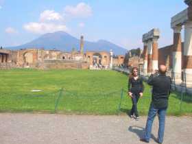 Italie Naples Pompéi Vésuve volcan Ce qui reste du centre de Pompéi avec le cône ouvert du Vésuve en arrière plan