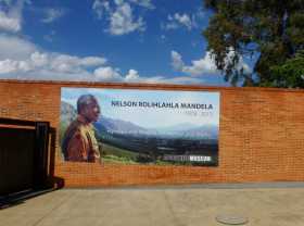 Afrique du Sud apartheid discrimination musée Johannesburg Nelson Mandela, l'homme qui a sauvé son pays de l'autodestruction, vedette du musée de l'apartheid de Johannesburg