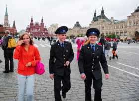 Russie Moscou Place Rouge Des soldats en goguette au milieu de la place rouge, à droite le Goum, au fond, le musée historique d'Etat