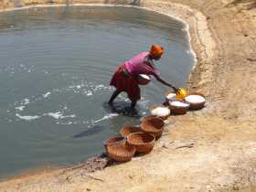 Sénégal Sine-Saloum Puits de sel La propriétaire d'un puits en pleine récolte de sel