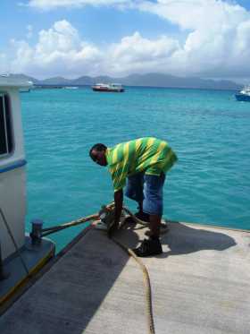 Caraïbes Leeward Island Anguilla On s'amarre au bord d'un quai tranquille, pour ne pas dire désert