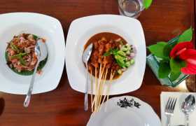 gastronomie cuisine Deux plats signature du chef Degan Septoadji au Café Degan à Bali en Indonésie 