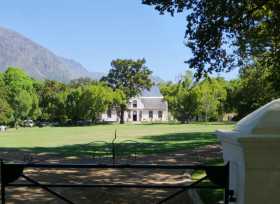 Image champêtre du domaine viticole de Boschendal qui a gardé son architecture hollandaise au nord-est du Cap 