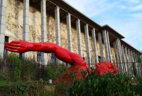 Devant le Musée de l'histoire de l'immigration à Paris, un homme à la mer évoque le passage des frontières par les migrants, thème d'une exposition. 