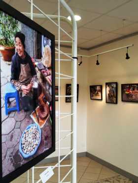 L'exposition "Marchés du monde" au milieu du marché de Noisiel Exposition Marchés du monde au milieu du marché de Noisiel