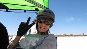 à 50 km/h sur un lac salé d'Australie occidentale Tania Young à 50 km/h sur un lac salé d'Australie occidentale