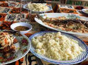 Côte d'voire recette  L'attiéké ici dans un maquis d'Abidjan, se mange soit avec du poisson braisé (au fond) ou du poulet (à gauche) et toujours avec du piment (petite coupelle)