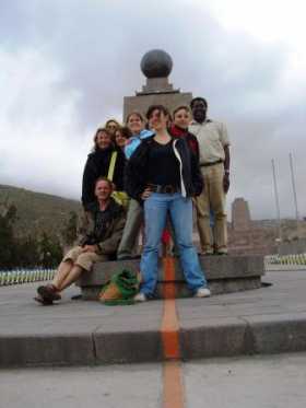 Sur la "mitad del mundo", un pied dans chaque émisphère Sur la "mitad del mundo", un pied dans chaque émisphère