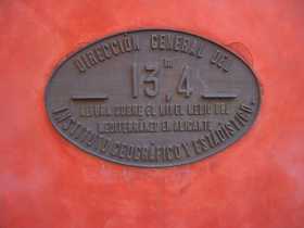 Plaque indiquant l'altitude à Cordoue par rapport à la "cote zéro" calculée à Alicante en Espagne Plaque indiquant l'altitude à Cordoue par rapport à la "cote zéro" calculée à Alicante en Espagne