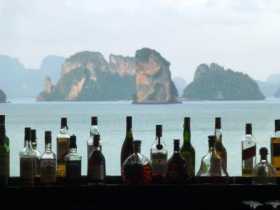  La vue imprenable sur les rochers de la baie de Phang Nga, au bar sur le hilltop de l'hôtel Six Senses